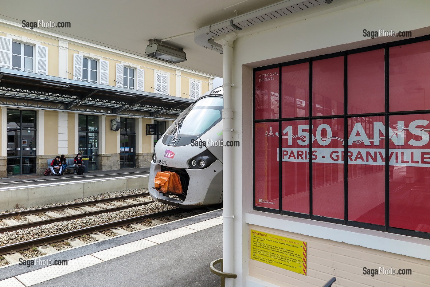 ANNIVERSAIRE DES 150 ANS DE LA LIGNE SNCF PARIS-GRANVILLE, TRAIN EN GARE DE L'AIGLE, ORNE, NORMANDIE, FRANCE 