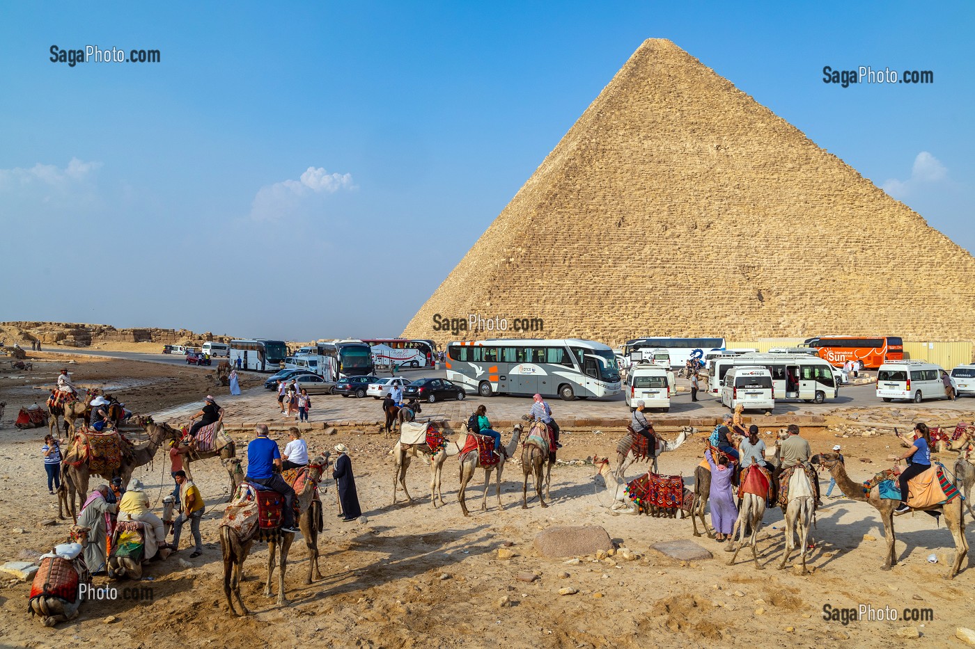 BUS TOURISTIQUES ET CAMP DES DROMADAIRES POUR LES BALADES DES TOURISTES AU PIED DE LA PYRAMIDE DE KHEOPS, GIZEH, LE CAIRE, EGYPTE, AFRIQUE 