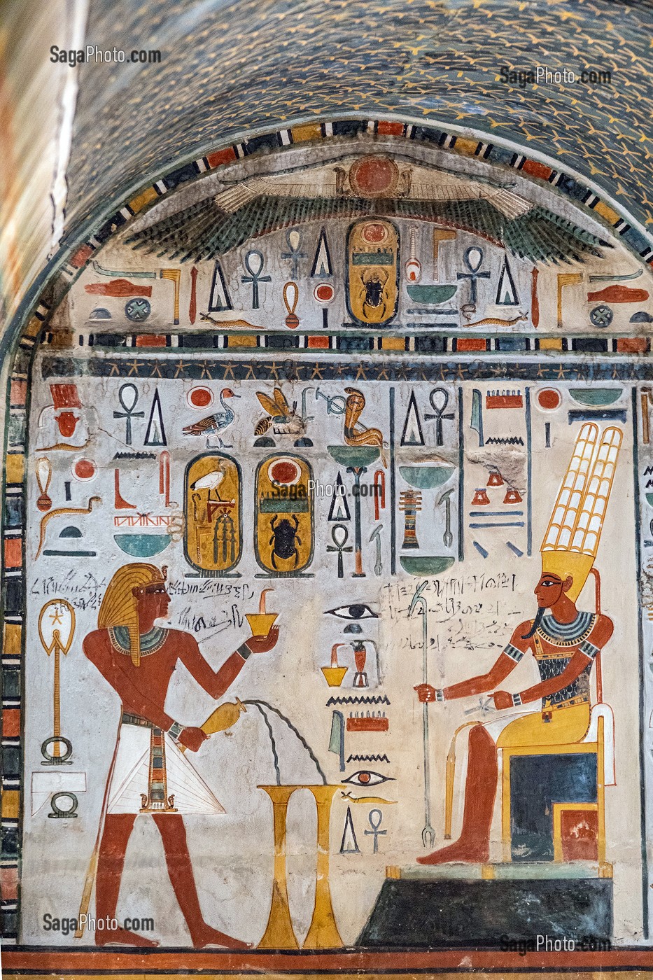 CHAPELLE VOUTEE ORNEE DE RELIEFS PEINTS EN PARFAITE CONSERVATION, LE ROI TOUTHMOSIS FAIT UNE OFFRANDE DE FEU ET D'EAU AU DIEU SOUVERAIN AMON-RE, MUSEE EGYPTIEN DU CAIRE CONSACRE A L'ANTIQUITE EGYPTIENNE, LE CAIRE, EGYPTE, AFRIQUE 