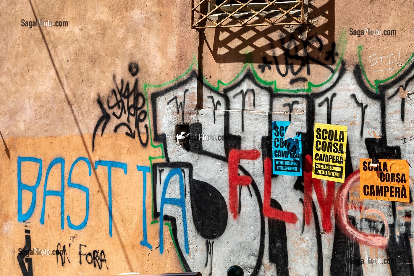 GRAFFITIS ET AFFICHES POLITIQUES RECOUVRANT UN MUR A BASTIA, CORSE