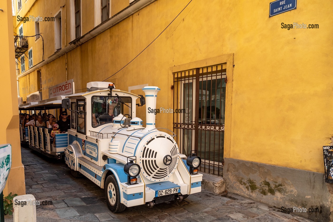 PETIT TRAIN TOURISTIQUE RUE SAINT JEAN DANS LA VIEILLE VILLE DE BASTIA
