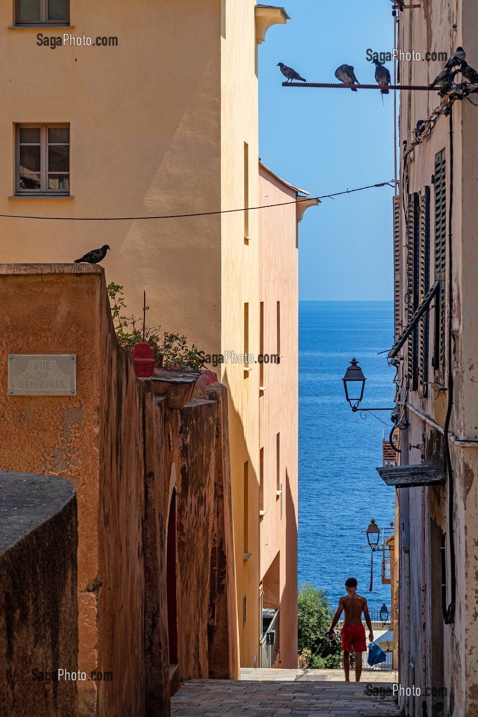 RUELLE ETROITE MENANT A LA MER DANS LA VIEILLE VILLE DE BASTIA