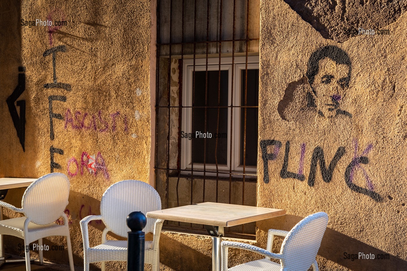 GRAFFITIS NATIONALISTES CORSES ET PORTRAIT D'YVAN COLONNA SUR LA FACADE D'UN CAFE A BASTIA