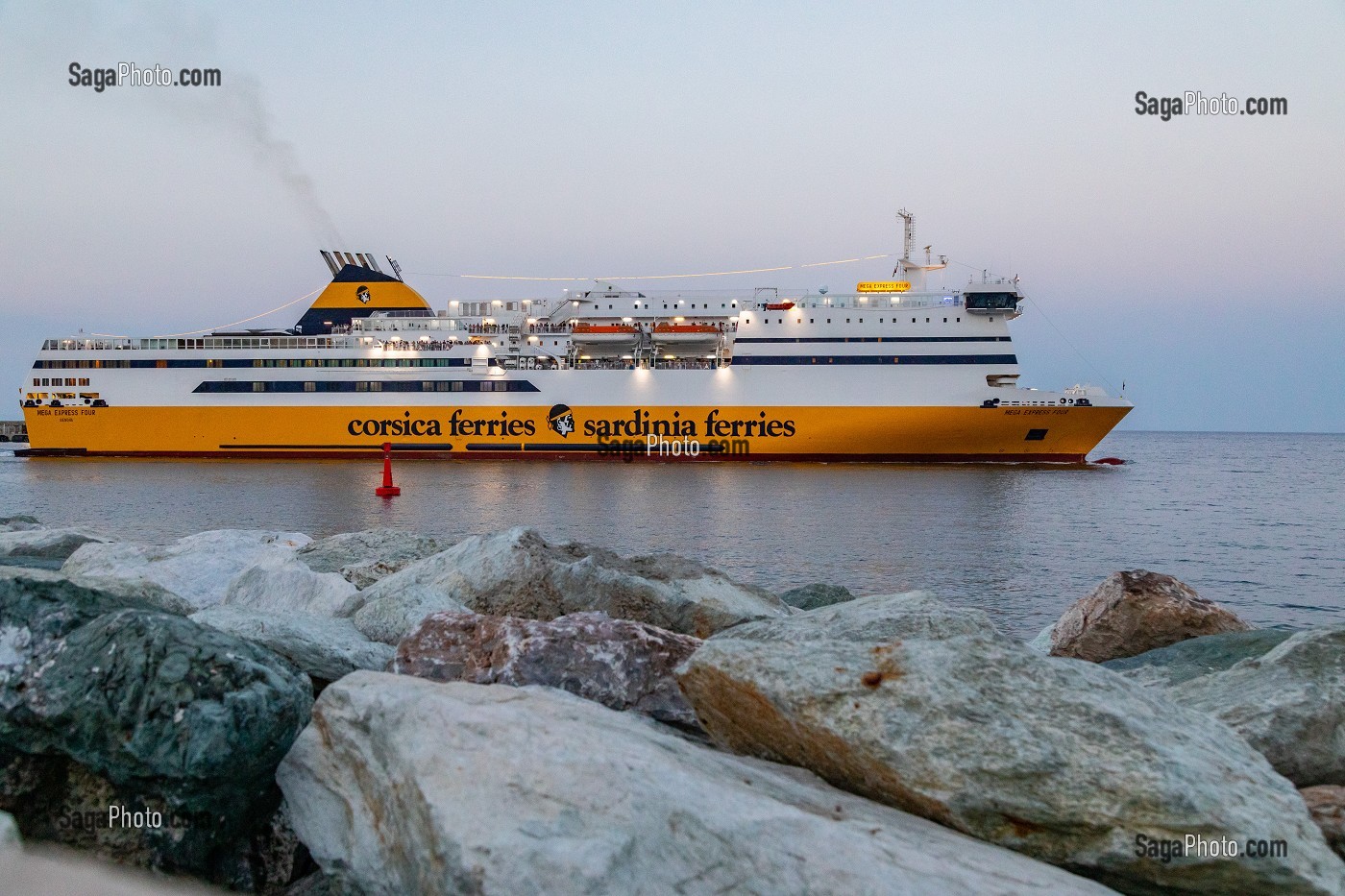 NAVIRE CORSICA FERRIES SARDINIA FERRIES QUITTANT LE PORT DE BASTIA AU CREPUSCULE
