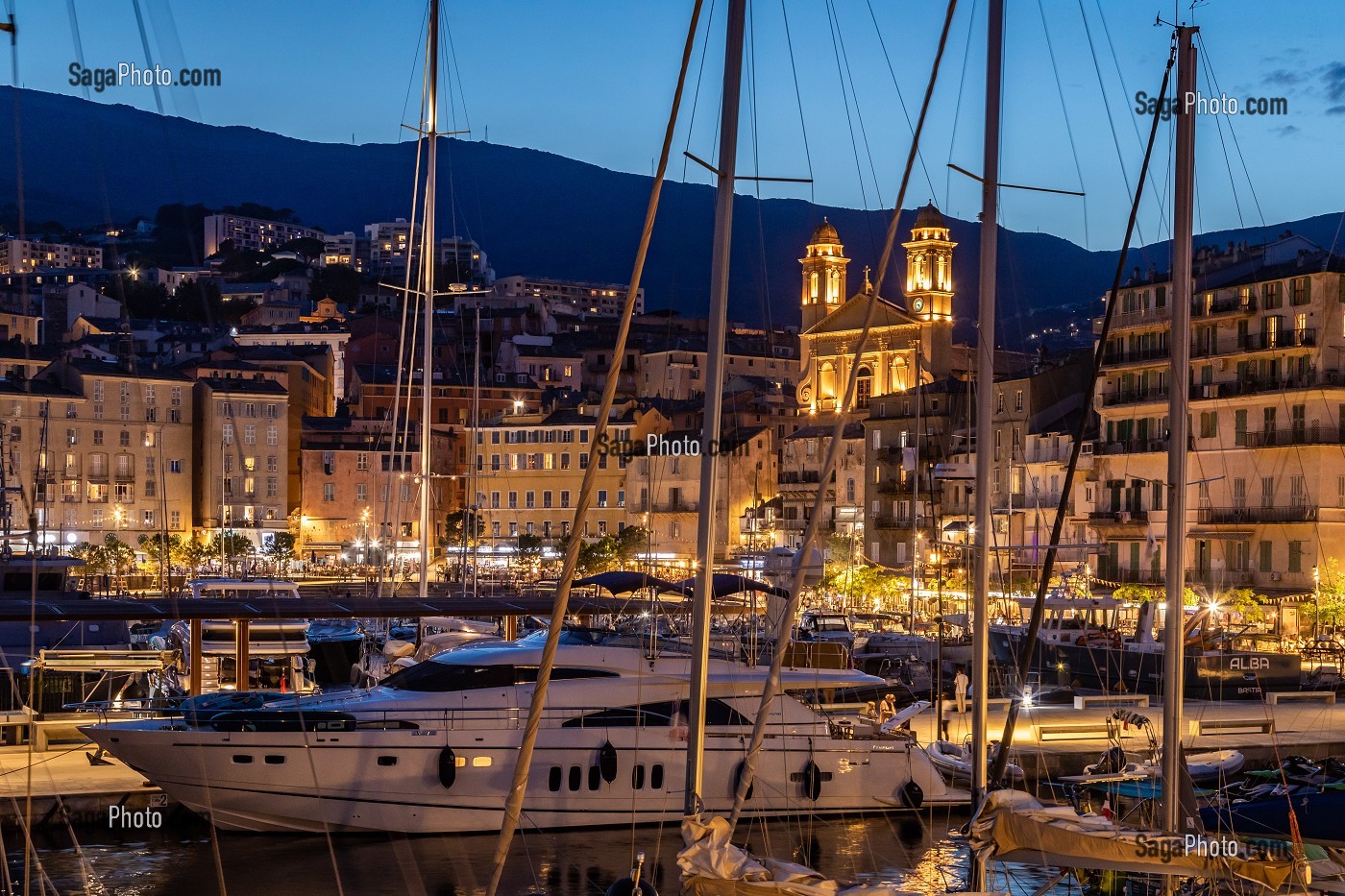 VIEUX PORT DE BASTIA AU CREPUSCULE AVEC EGLISE ILLUMINEE ET YACHTS, CORSE