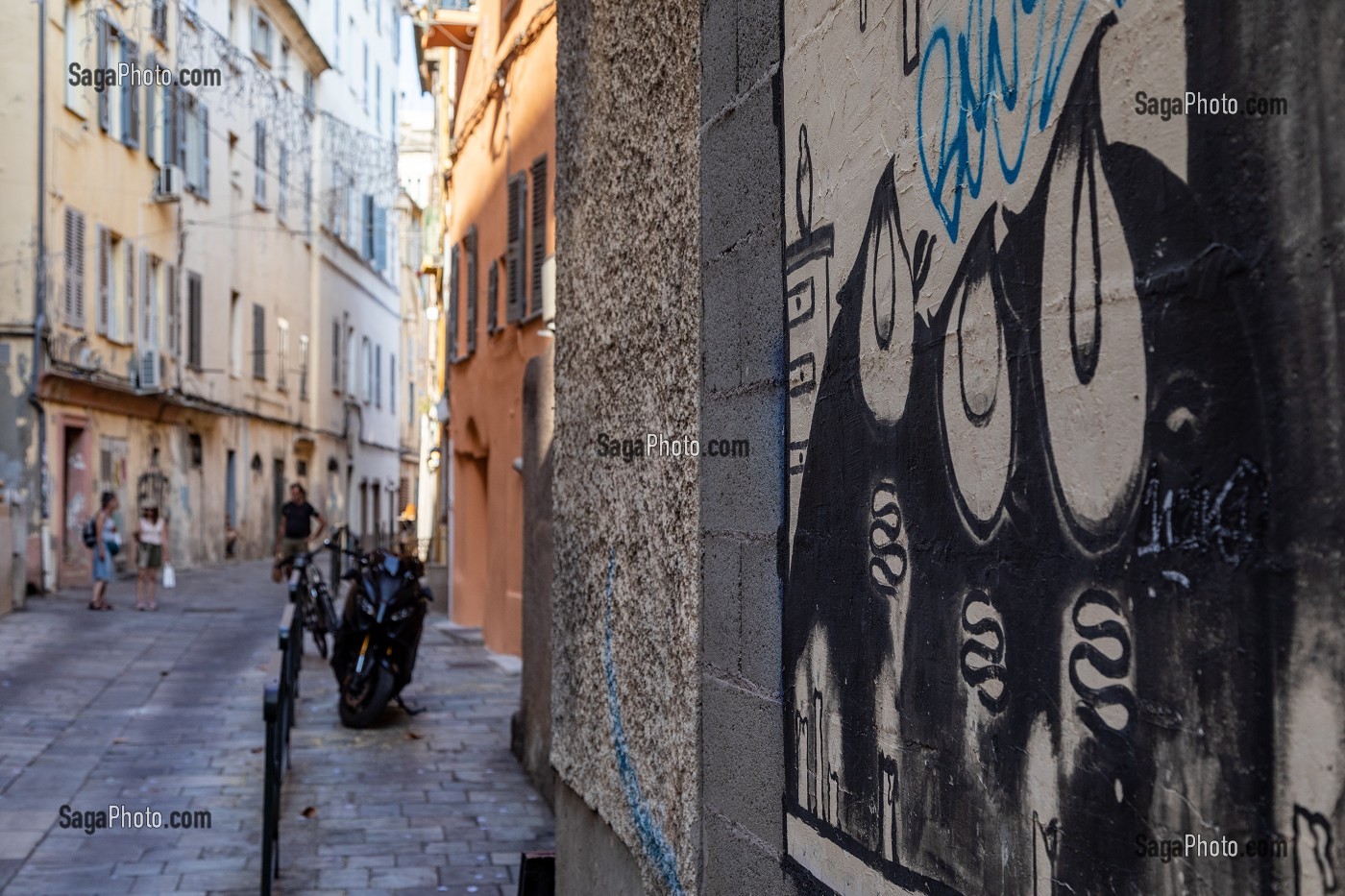 FRESQUE DE STREET ART SUR UN MUR DANS UNE RUELLE DE BASTIA