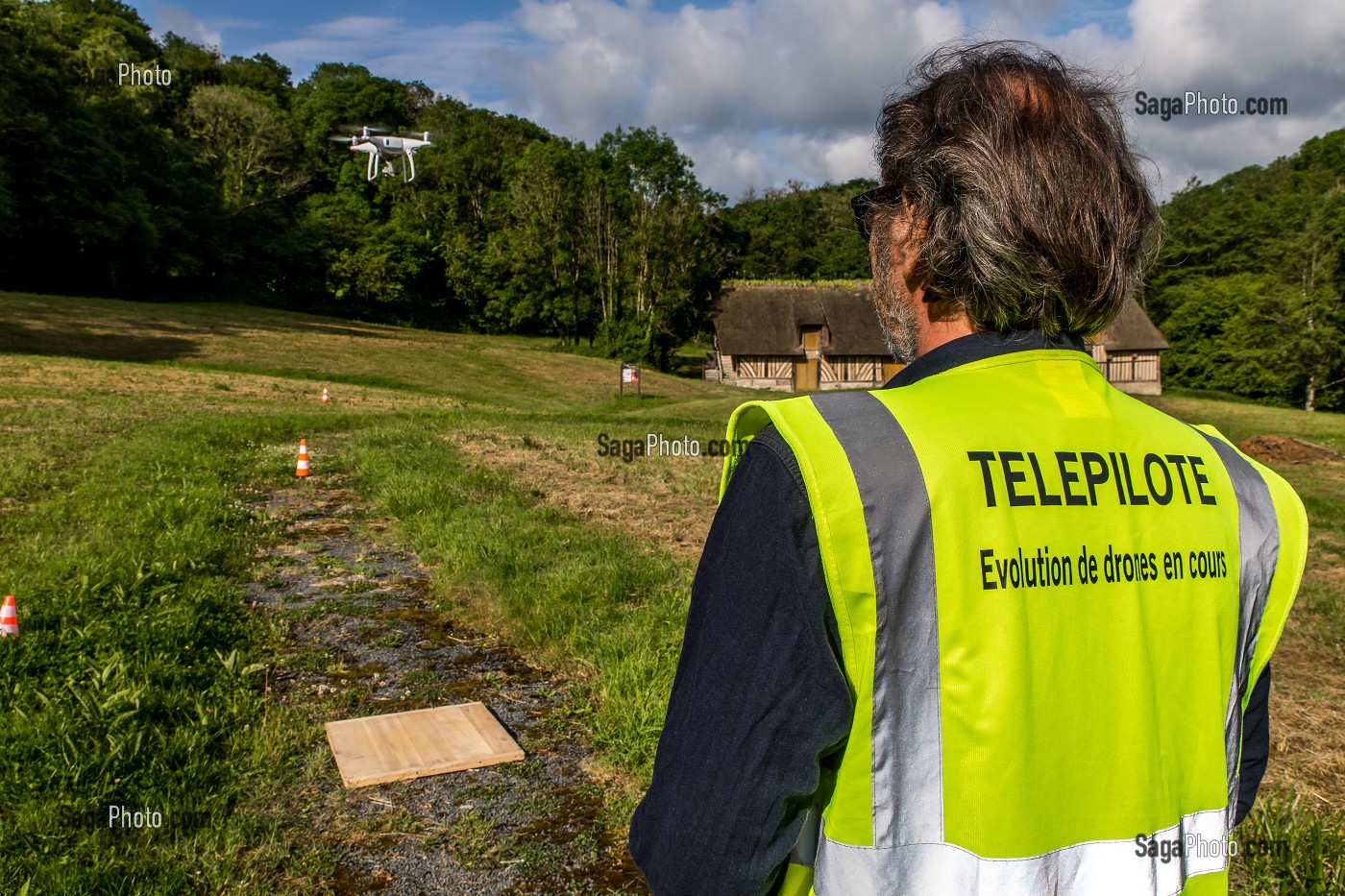 TELEPILOTE DE DRONE EN EVOLUTION, SAINT-PIERRE AZIF, (14) CALVADOS, NORMANDIE, FRANCE 