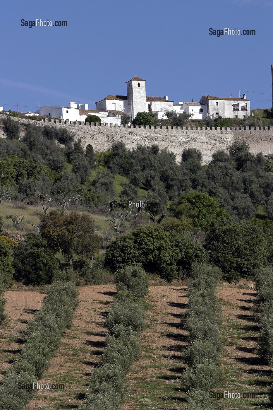 VILLAGE FORTIFIE D'EVORAMONTE ET VUE DES TERRES AVOISINANTES, ALENTEJO, PORTUGAL 