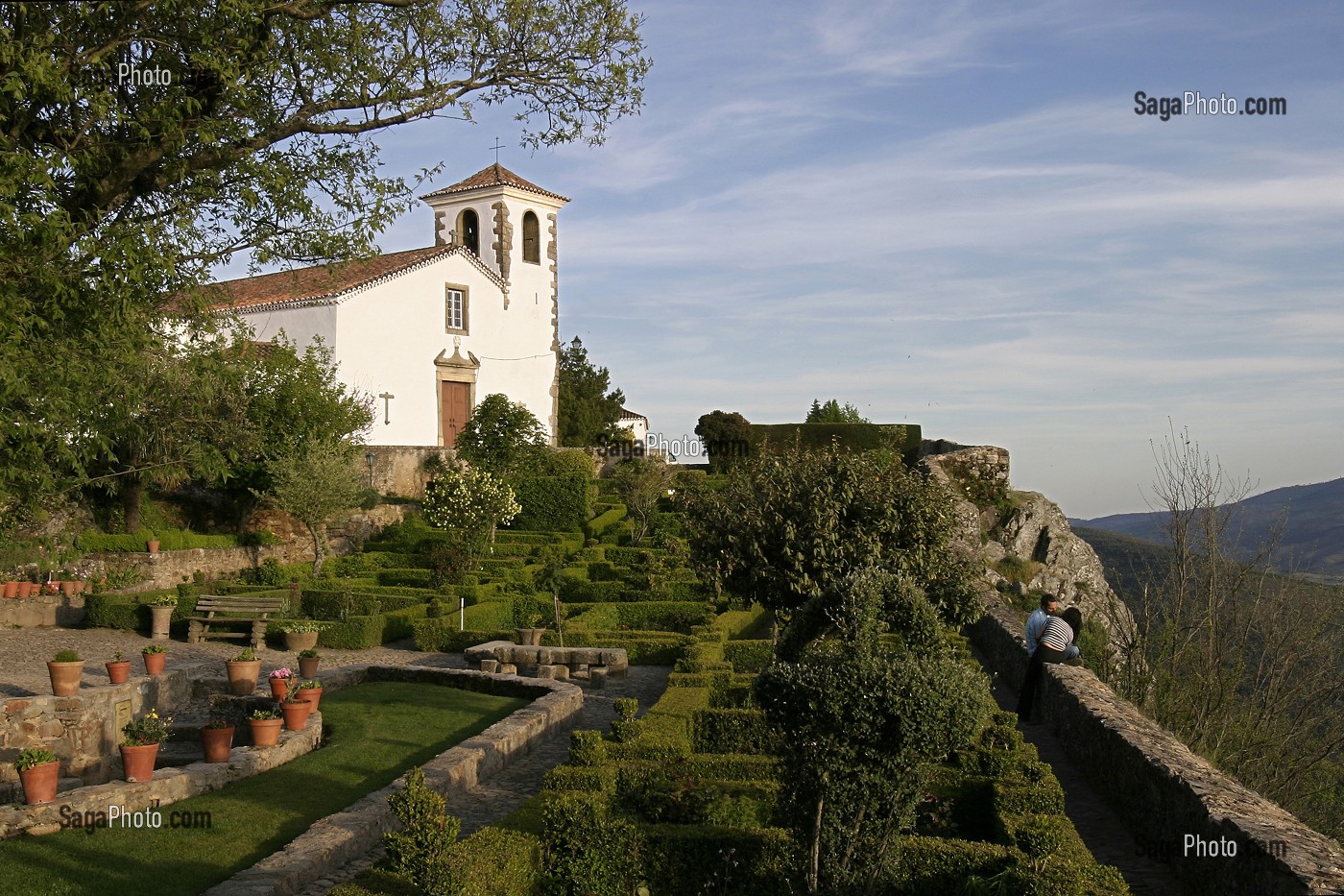 VUE DES JARDINS DE L'EGLISE SANTA MARIA, VILLAGE FORTIFIE DE MARVAO, ALENTEJO, PORTUGAL 
