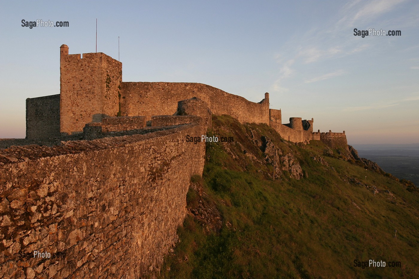 CHATEAU FORTERESSE DU VILLAGE FORTIFIE DE MARVAO AU COUCHE DU SOLEIL, ALENTEJO, PORTUGAL 
