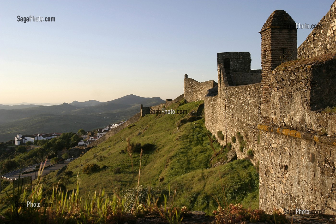 CHATEAU FORTERESSE DU VILLAGE FORTIFIE DE MARVAO AU COUCHE DU SOLEIL, ALENTEJO, PORTUGAL 