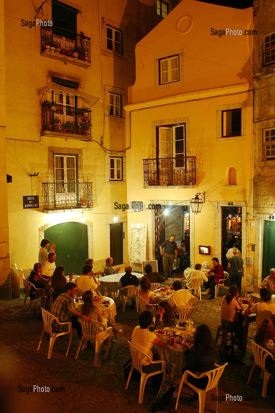 CAFE DE FADO VADIO, FADO POPULAIRE PRATIQUE PAR TOUS, QUARTIER DE L'ALFAMA, LISBONNE, PORTUGAL 