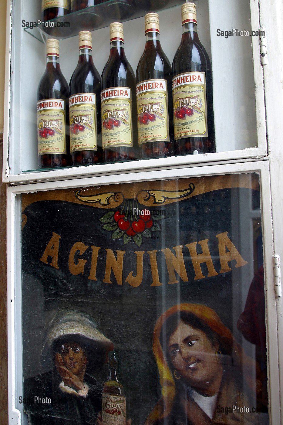 A GINJINHA, COMPTOIR OU L'ON PEUT DEGUSTER UN VERRE DE GINHA (ALCOOL LIQUOREUX A BASE DE CERISES), LISBONNE, PORTUGAL 