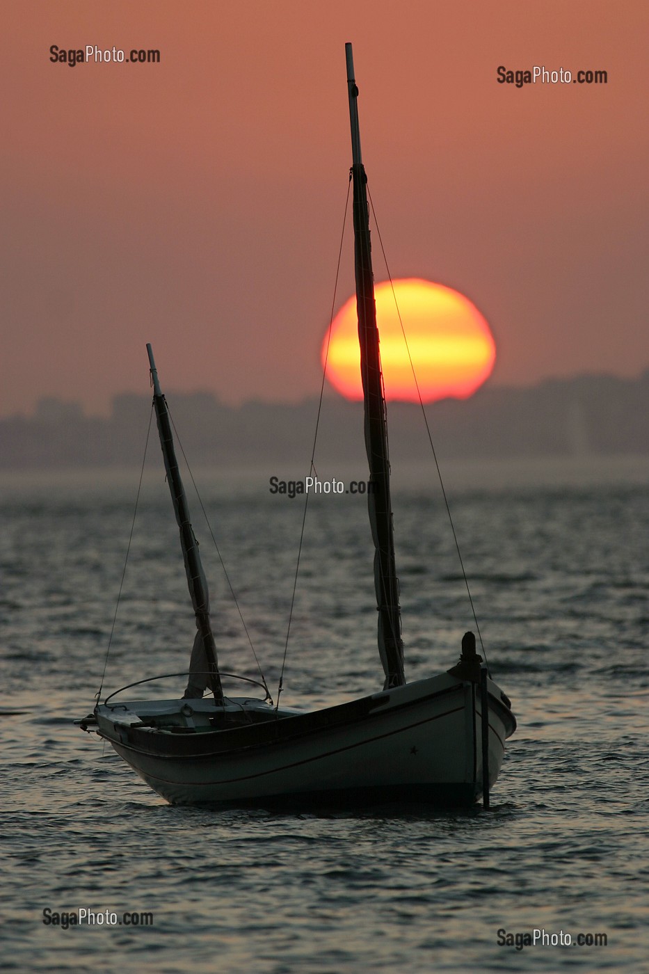 COUCHE DE SOLEIL SUR LE TAGE, CACILHAS FACE A LISBONNE SUR L'AUTRE RIVE DU TAGE, PORTUGAL 