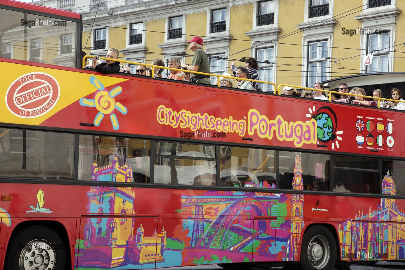 TOURISTES DANS UN BUS POUR UNE VISITE GUIDEE ET COMMENTEE DE LA VILLE, LISBONNE, PORTUGAL 