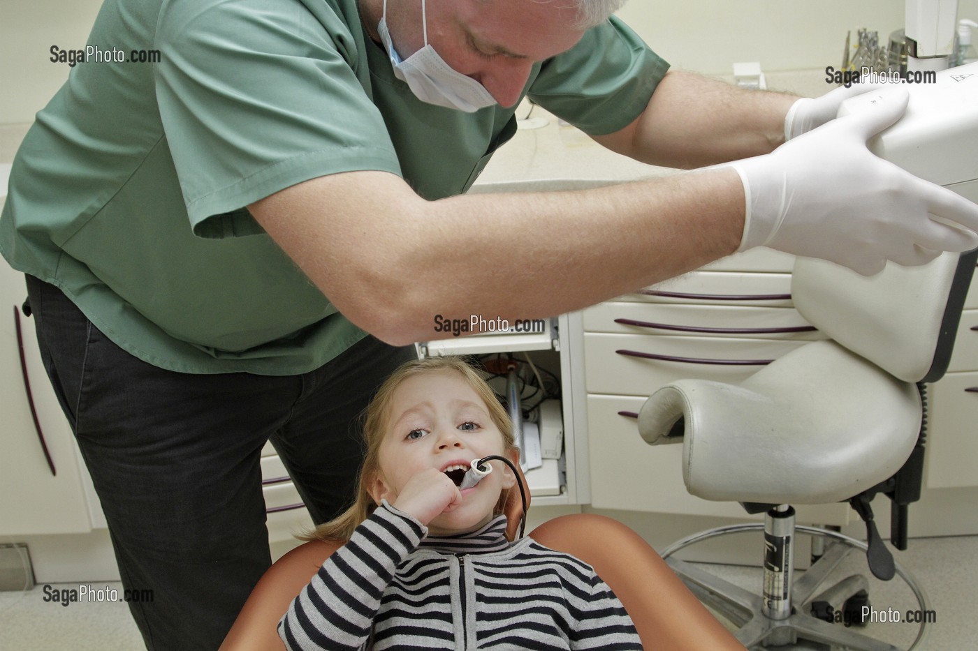 RADIOGRAPHIE DENTAIRE, ENFANT CHEZ LE DENTISTE, FRANCE 