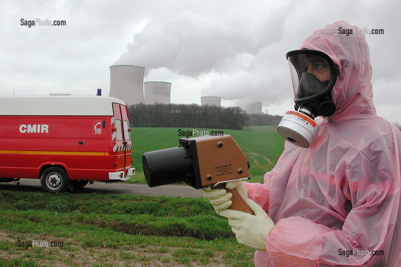 SAPEUR-POMPIER DE L'EQUIPE CMIR AVEC DOSIMETRE DEVANT LA CENTRALE NUCLEAIRE DE CATTENON, SAINT-AVOLD, SDIS DU CHER (18), FRANCE 