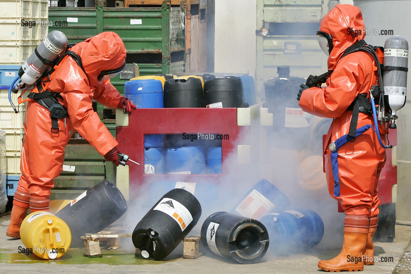 Photo De SAPEURS POMPIERS EN INTERVENTION MESURE AVEC UN EXPLOSIMETRE 