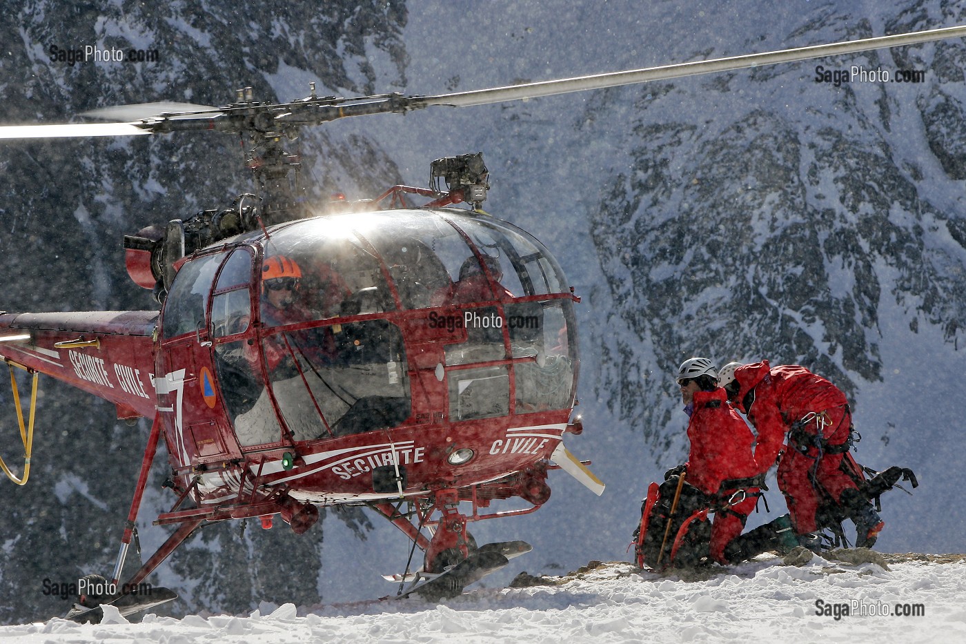 EMBARQUEMENT DES PILOTES A BORD D'UNE ALOUETTE 3. STAGE DE SURVIE DES PILOTES HELICOPTERE DE LA SECURITE CIVILE ENCADRE PAR LES SAPEURS-POMPIERS, LA MEIJE LAGRAVE, HAUTES-ALPES (05), FRANCE 