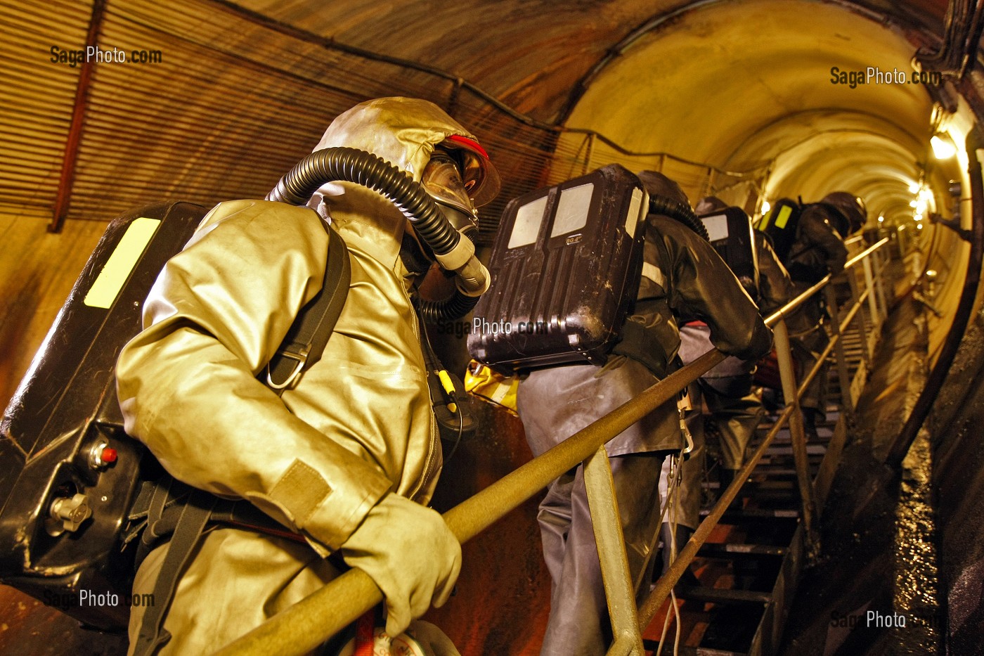 DESCENTE DE L'EQUIPE SAPEURS-POMPIERS DU GROUPE D'INTERVENTION ET DE RECHERCHE (GIR) A L'INTERIEUR DU BARRAGE EDF DE SAINT-GASSIEN, VAR (83), FRANCE 