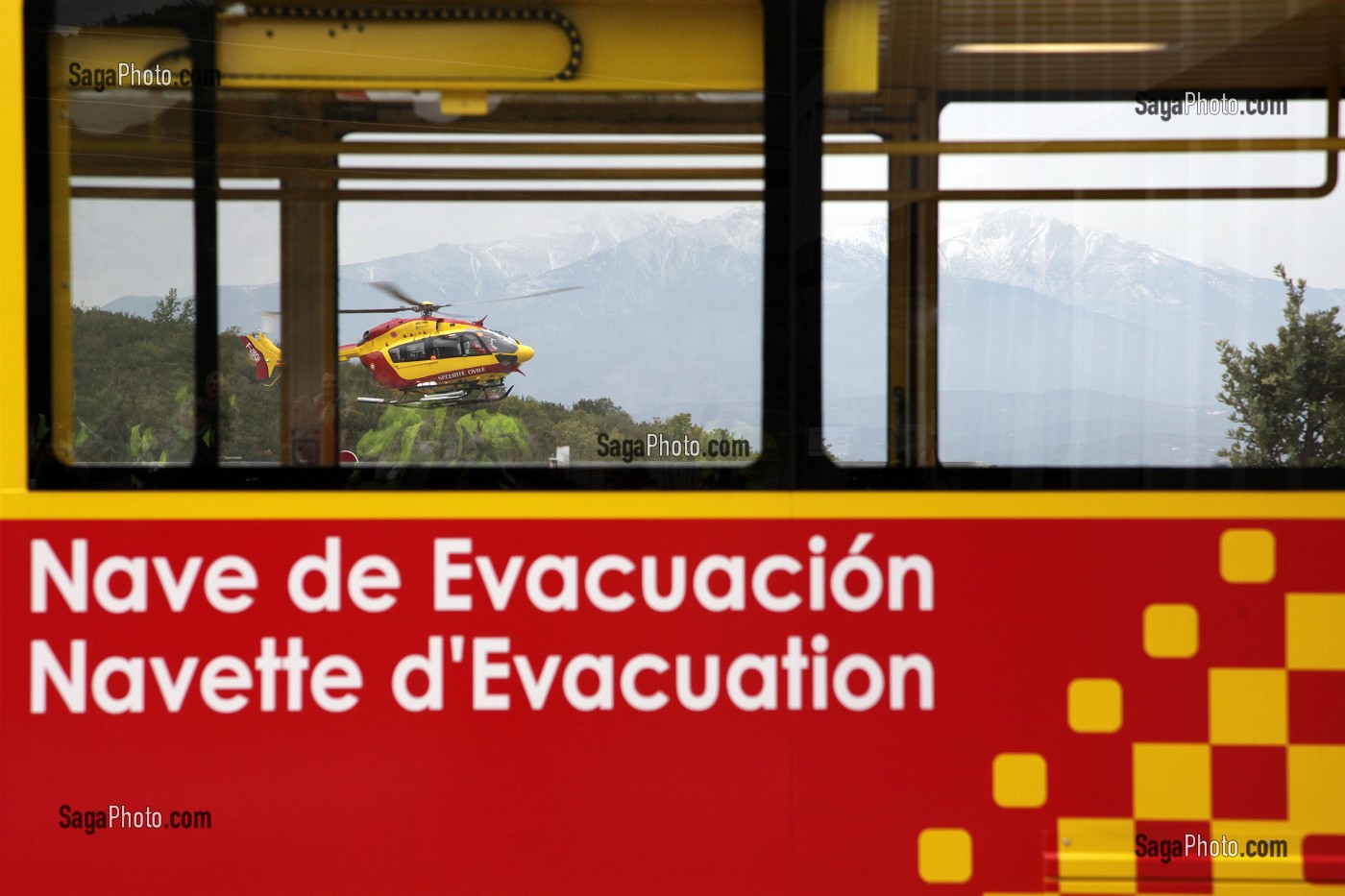 HELICOPTERE DE LA SECURITE CIVILE ET NAVETTE D'EVACUATION, TUNNEL DU PERTHUS, PYRENEES-ORIENTALES, FRANCE 