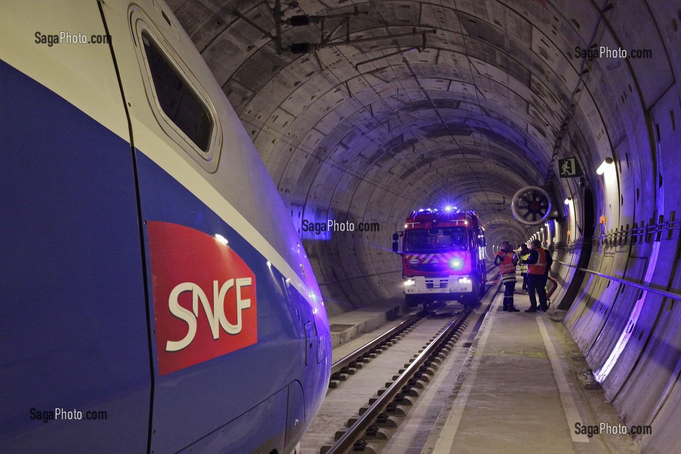 TGV A L'ARRET AVEC LE VEHICULE SAPEURS-POMPIERS RAIL ROUTE, EXERCICE DANS LE TUNNEL DU PERTHUS, PYRENEES-ORIENTALES, FRANCE 