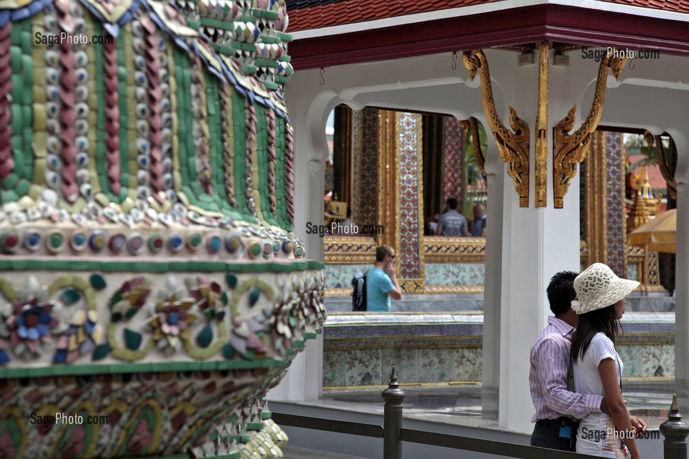 TOURISTES VISITANT LE GRAND PALAIS ROYAL DE BANGKOK, THAILANDE 