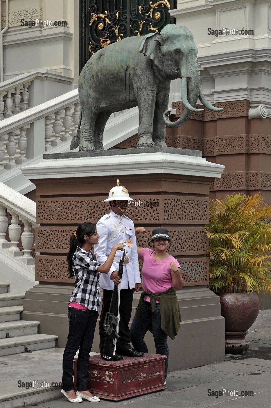 TOURISTES ET GARDE ROYALE DEVANT LE GRAND PALAIS ROYAL DE BANGKOK, THAILANDE 