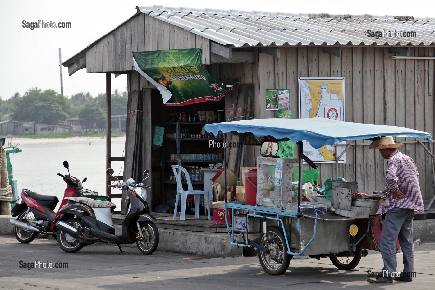 PETIT COMMERCE ALIMENTAIRE SUR LE PORT DE PECHE DE BANG SAPHAN, THAILANDE 