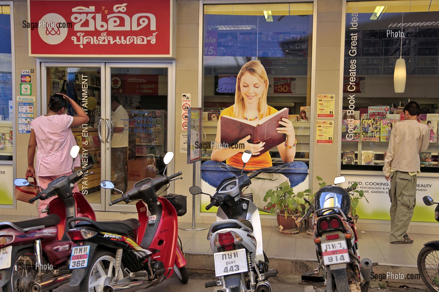 SCOOTERS GARES DEVANT UNE LIBRAIRIE, CHUMPHON, THAILANDE 
