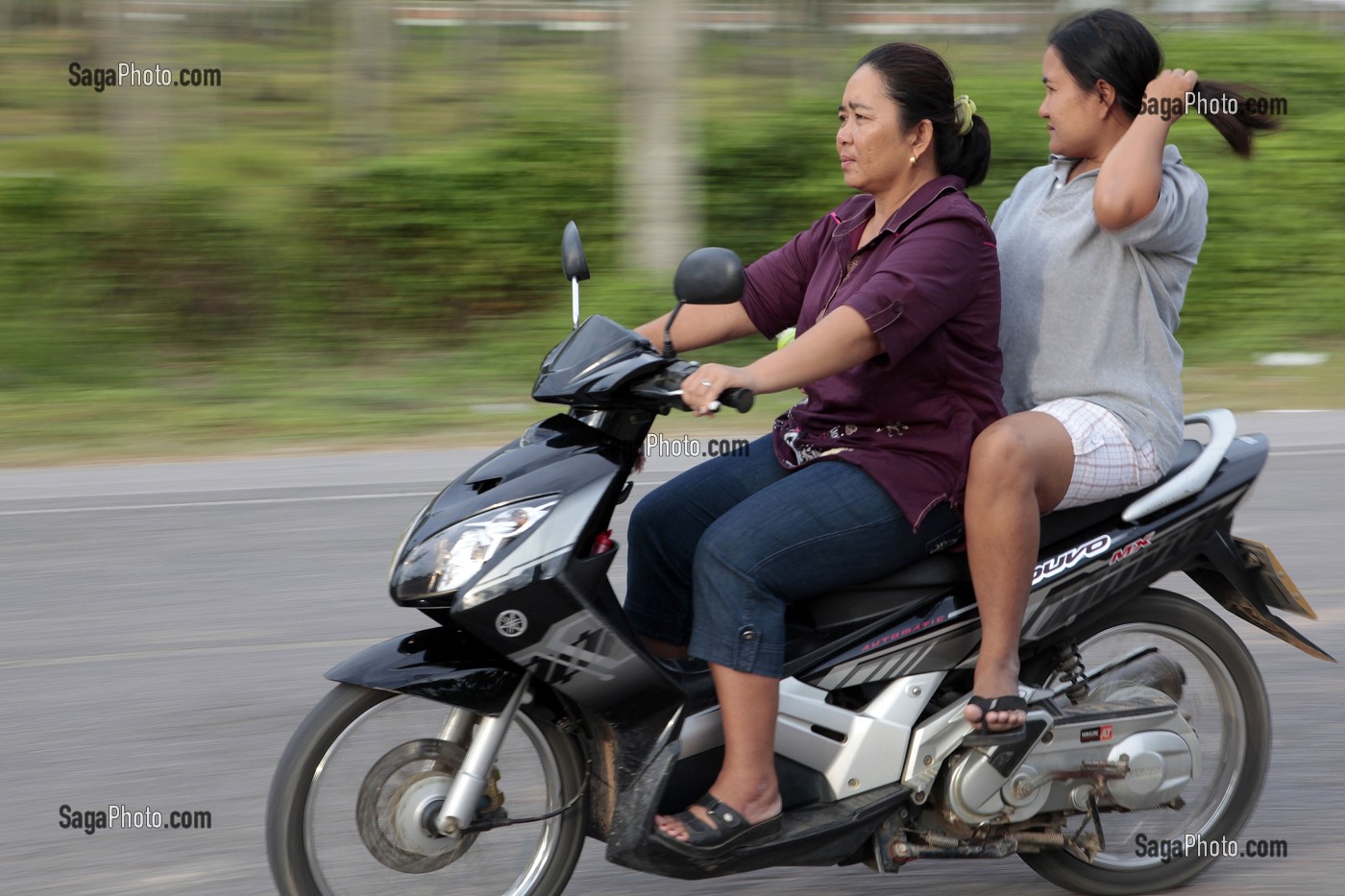 FEMMES THAILANDAISES SUR UN SCOOTER, BANG SAPHAN, THAILANDE 