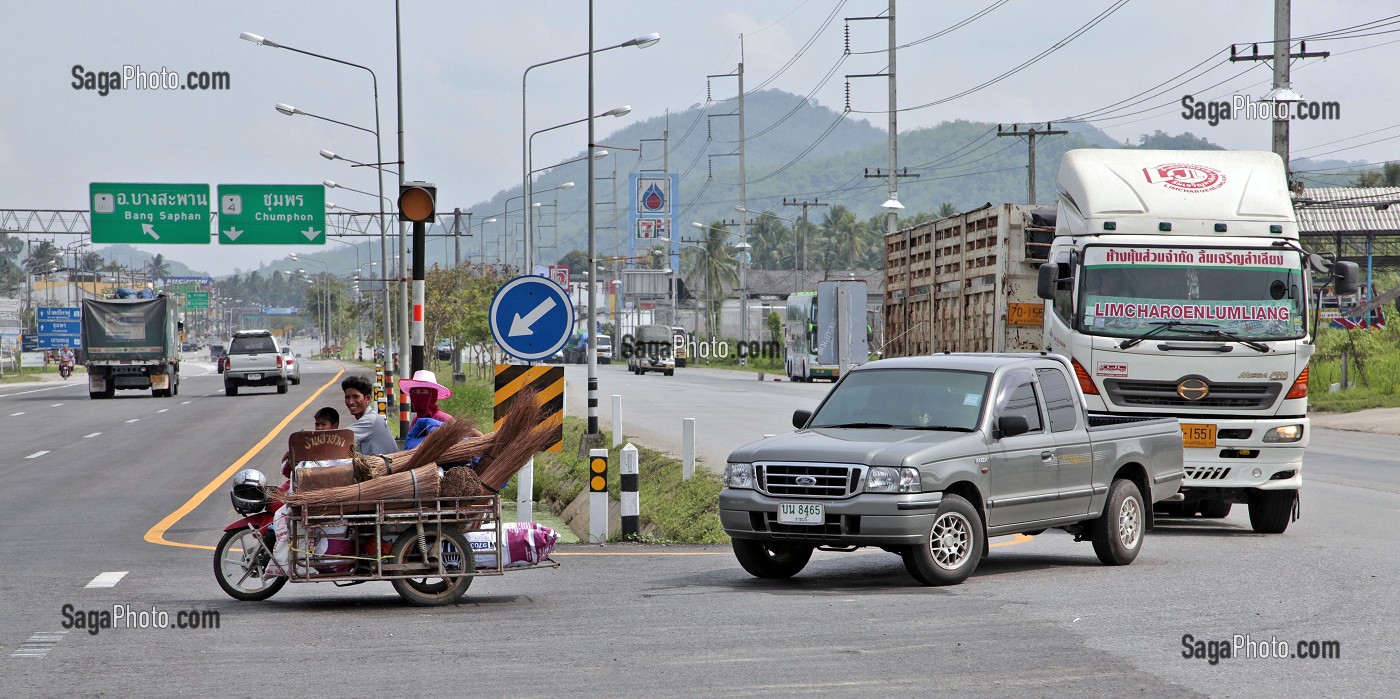 CIRCULATION ROUTIERE, REGION DE BANG SAPHAN, THAILANDE 
