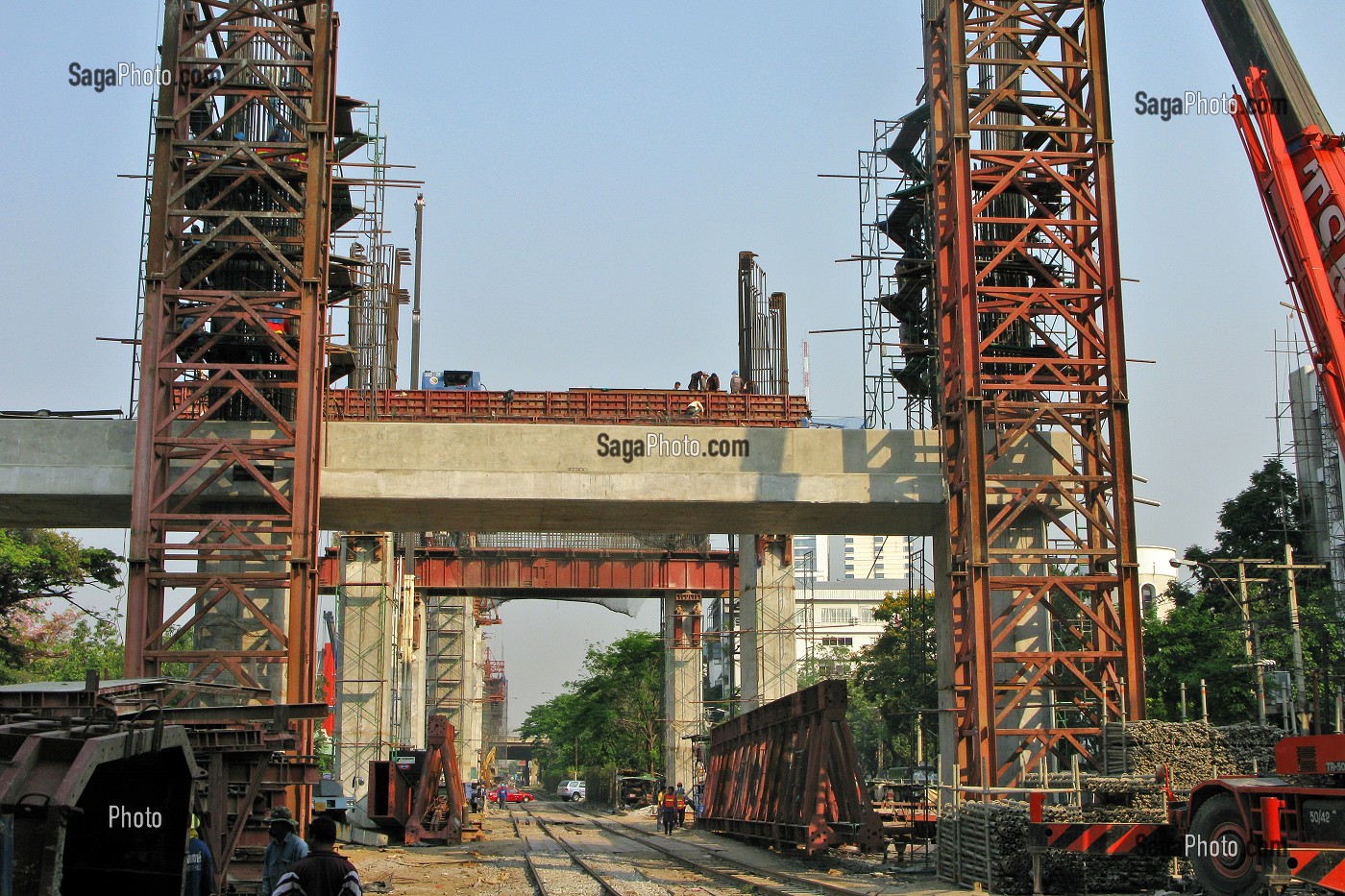 CHANTIER DE CONSTRUCTION AU DESSUS D'UNE VOIE DE CHEMIN DE FER, BANGKOK, THAILANDE 