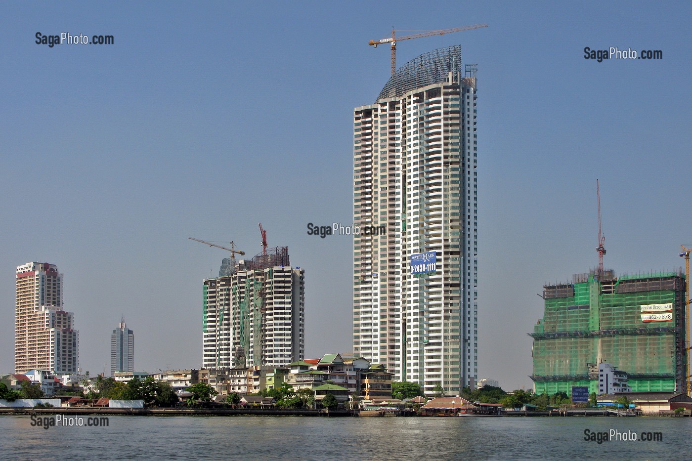 BUILDINGS, IMMEUBLES EN CONSTRUCTION SUR LES RIVES DE LA RIVIERE CHAO PHRAYA, BANGKOK, THAILANDE 