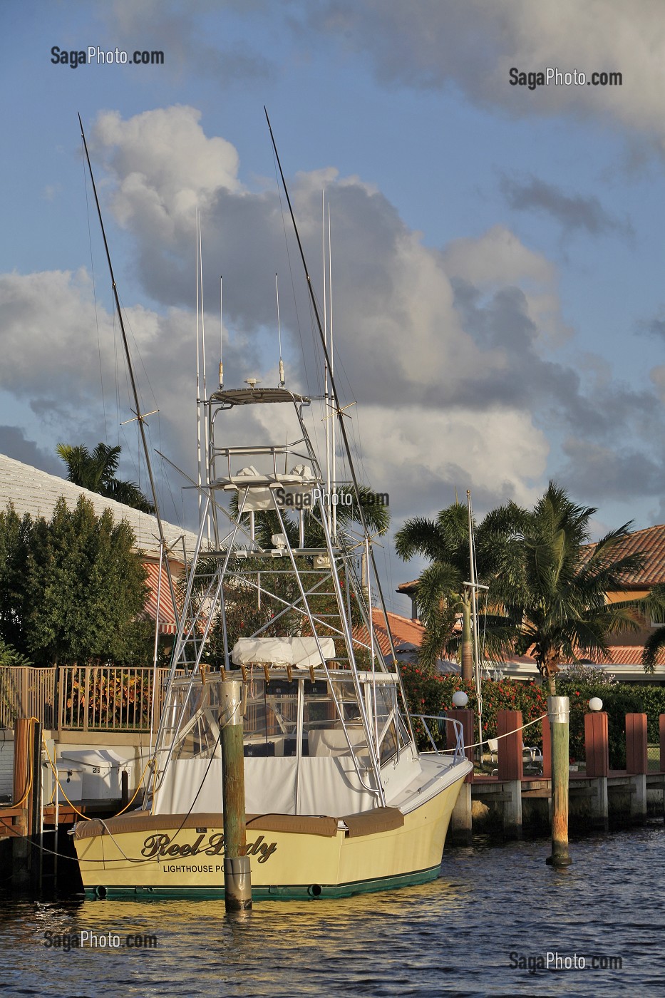 BATEAU DE PLAISANCE SUR LES CANAUX, LIGHTHOUSE POINT PRES DE MIAMI, FLORIDE, FLORIDA, ETATS-UNIS, USA 