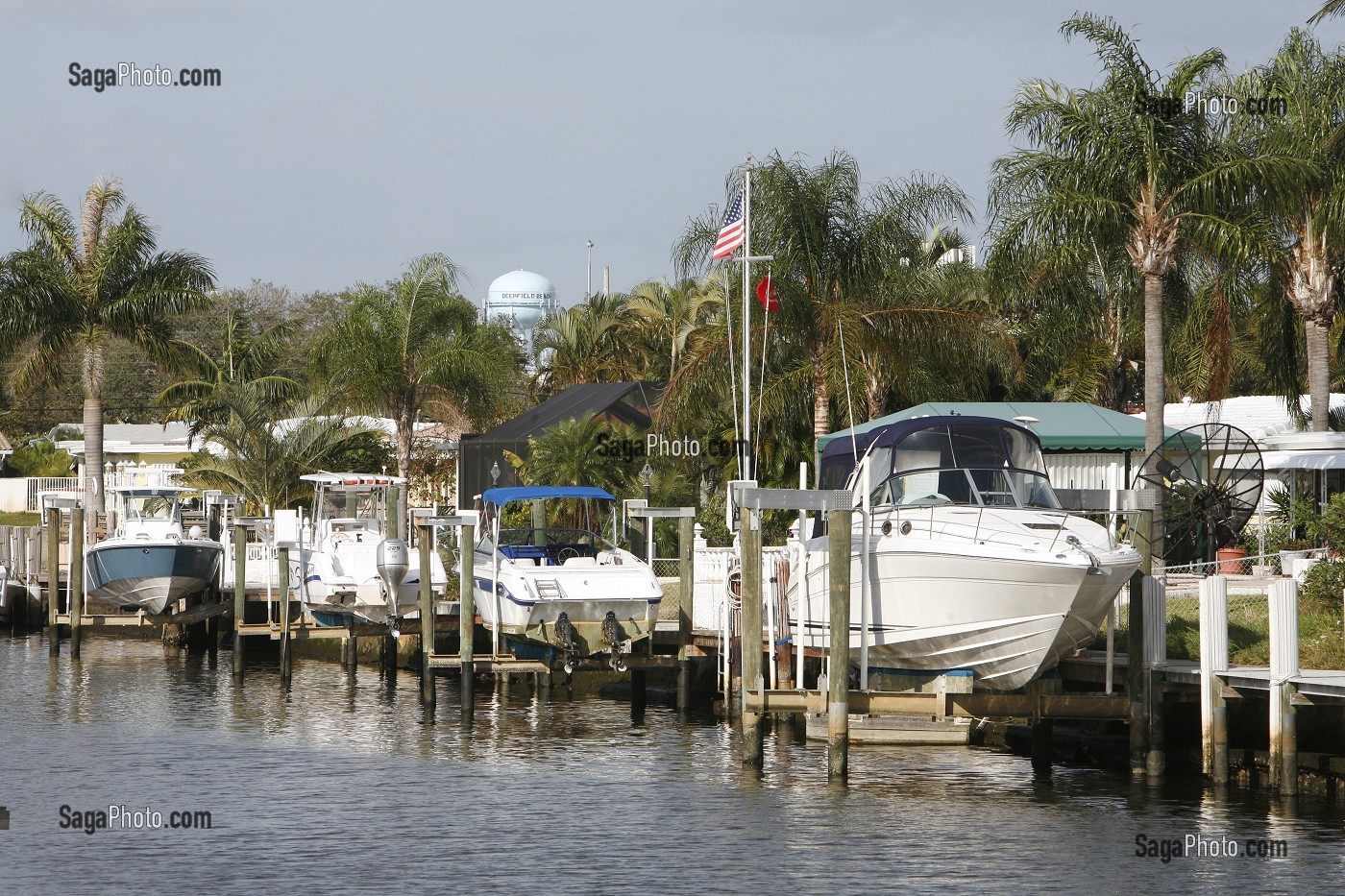 BATEAU DE PLAISANCE SUR LES CANAUX, DEERFIELD BEACH PRES DE MIAMI, FLORIDE, FLORIDA, ETATS-UNIS, USA 