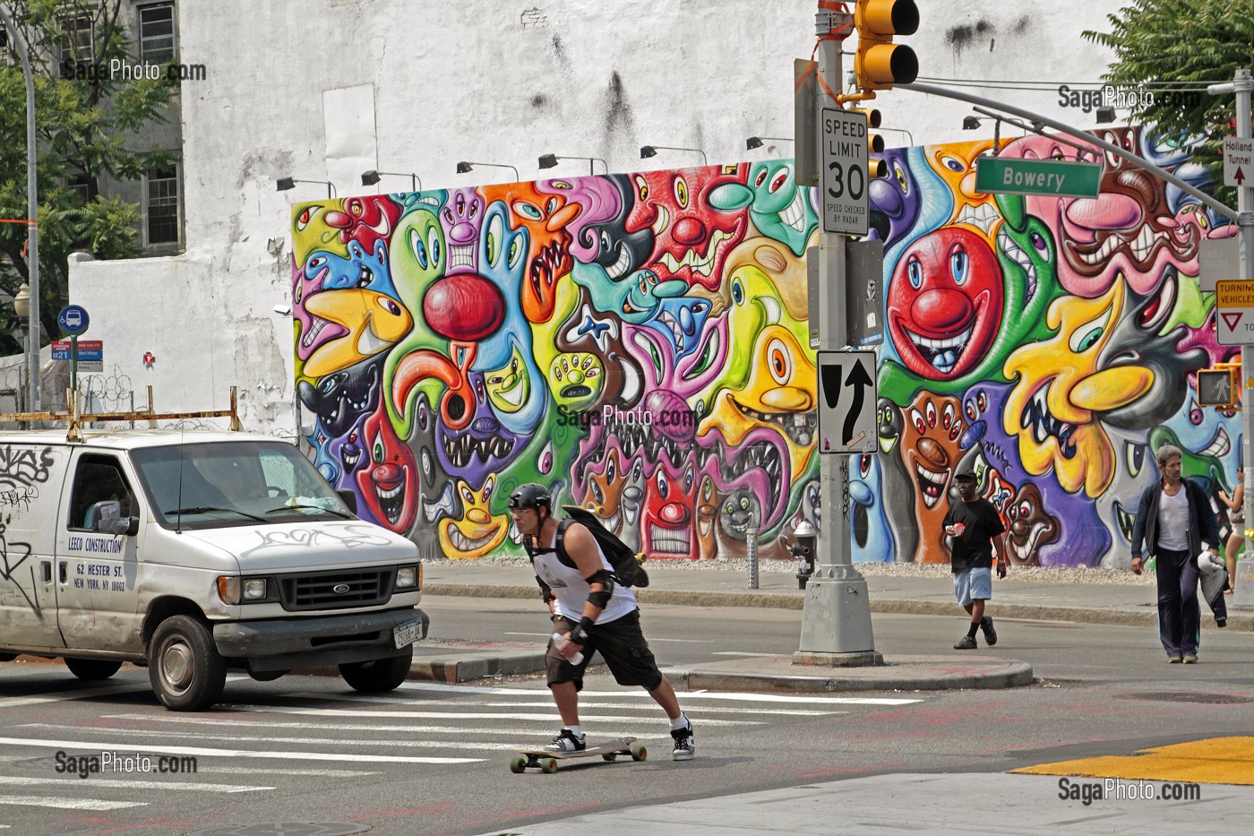 SCENE DE RUE SUR FOND DE GRAFFITIS, MANHATTAN, NEW YORK CITY, ETAT DE NEW YORK, ETATS-UNIS 