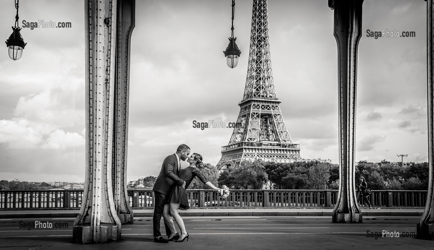 PHOTO DE COUPLE DE MARIES, MARIAGE PONT BIR HAKEIM, PARIS, FRANCE 