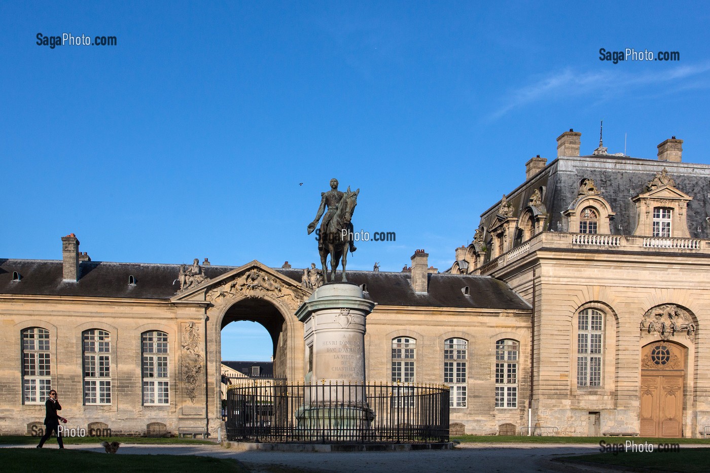  EQUESTRIAN STATUE OF HENRI D'ORLEANS, DUKE D'AUMALE (1822-1897), IN FRONT OF THE BIG STABLES CONVERTED INTO A HORSE MUSEUM, ESTATE OF THE CHATEAU DE CHANTILLY, OISE (60), FRANCE