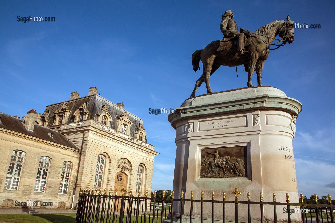  EQUESTRIAN STATUE OF D'HENRI D'ORLEANS, DUKE D'AUMALE (1822-1897), IN FRONT OF THE BIG STABLES CONVERTED INTO A HORSE MUSEUM, ESTATE OF THE CHATEAU DE CHANTILLY, OISE (60), FRANCE