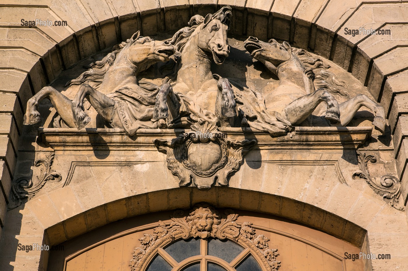  SCULPTURE OF HORSES, HAUT-RELIEF ON THE TYMPANUM OF A DOOR OF THE BIG STABLES CONVERTED INTO A HORSE MUSEUM, ESTATE OF THE CHATEAU DE CHANTILLY, OISE (60), FRANCE