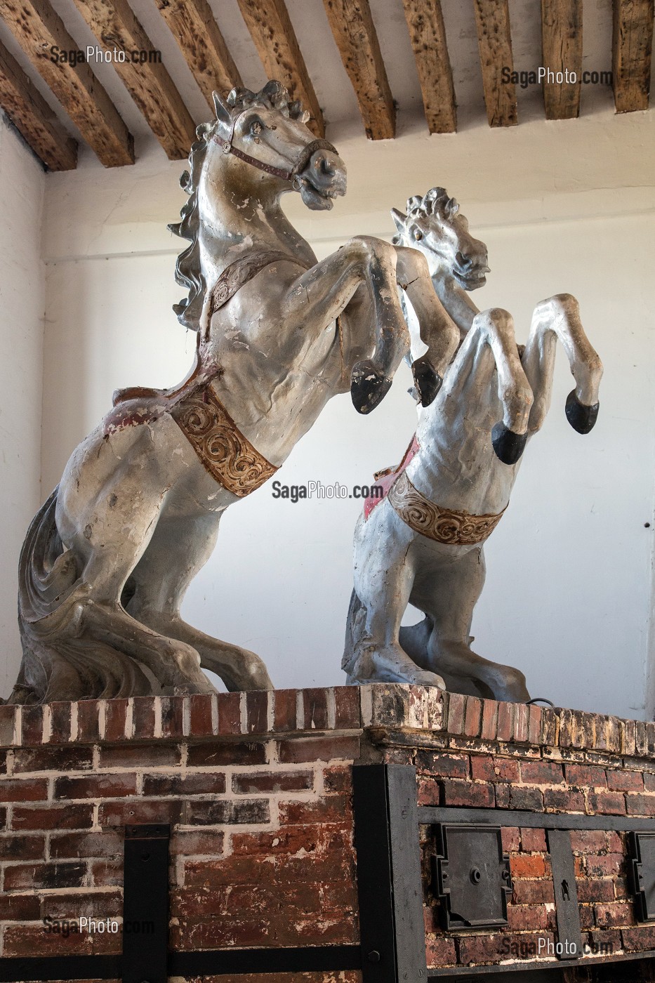  REARING MERRY-GO-ROUND HORSES, THE NEW HORSE MUSEUM OPENED IN 2013 IN THE BIG STABLES ON THE ESTATE OF THE CHATEAU DE CHANTILLY, OISE (60), FRANCE