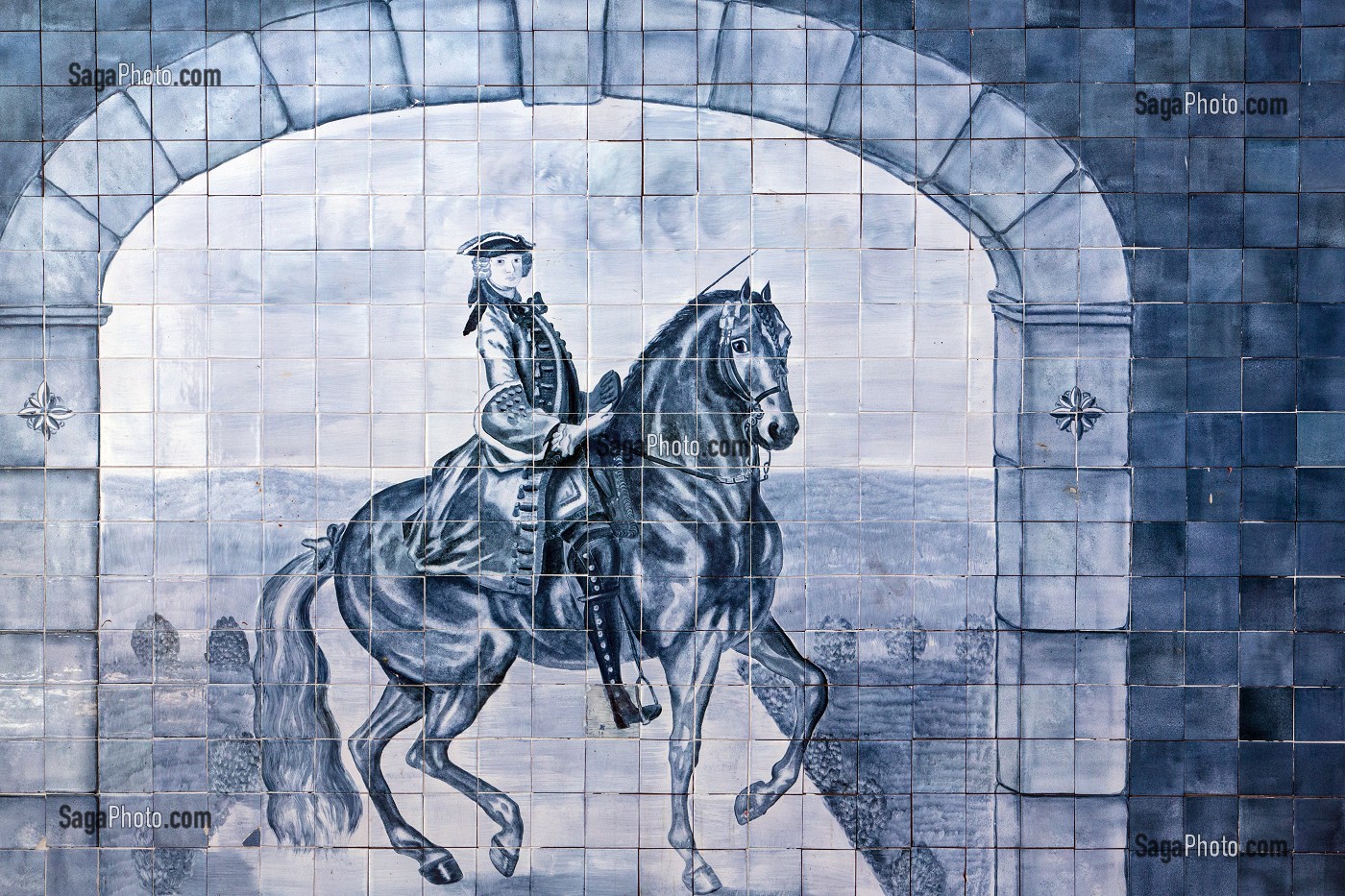  AZULEJOS REPRESENTING A HORSEMAN ON HIS HORSE, THE NEW HORSE MUSEUM OPENED IN 2013 IN THE BIG STABLES ON THE ESTATE OF THE CHATEAU DE CHANTILLY, OISE (60), FRANCE