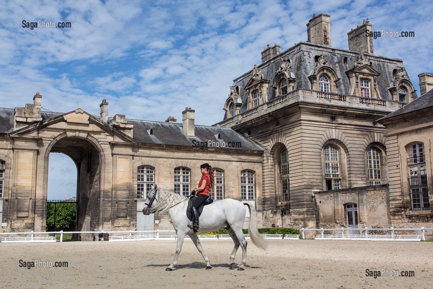  HORSE AND ITS RIDER IN SHOW DRESS IN THE CHENILS COURTYARD, PERFORMANCE SHOWING THE ART OF DRESSAGE, THE NEW HORSE MUSEUM OPENED IN 2013 IN THE BIG STABLES ON THE ESTATE OF THE CHATEAU DE CHANTILLY, OISE (60), FRANCE