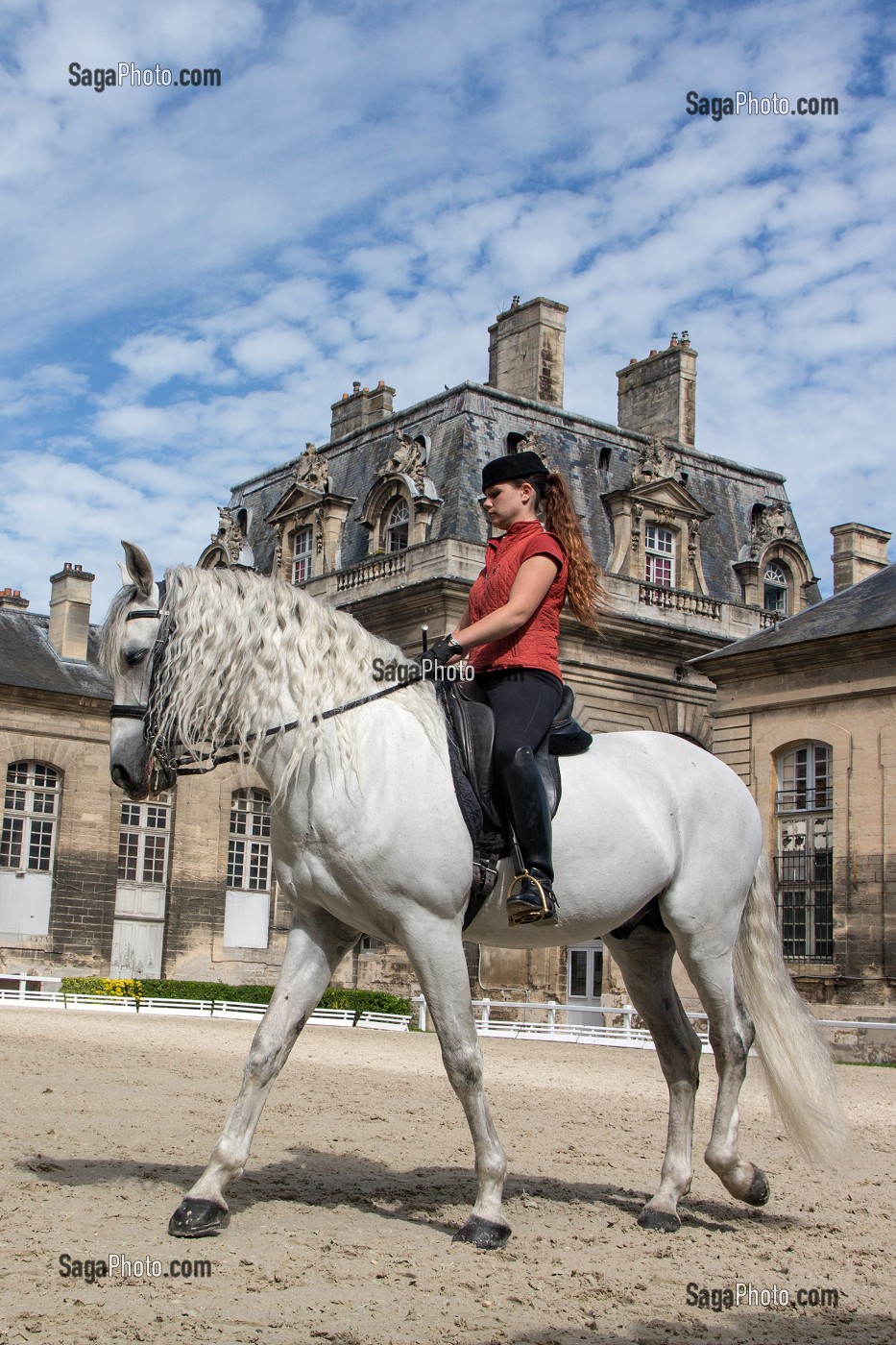  HORSE AND ITS RIDER IN SHOW DRESS IN THE CHENILS COURTYARD, PERFORMANCE SHOWING THE ART OF DRESSAGE, THE NEW HORSE MUSEUM OPENED IN 2013 IN THE BIG STABLES ON THE ESTATE OF THE CHATEAU DE CHANTILLY, OISE (60), FRANCE