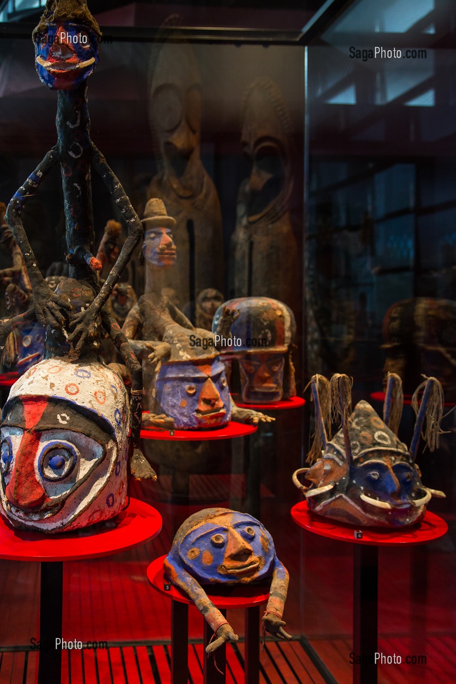  ISPLAY CASES WITH MASKS, MUSEE DU QUAI BRANLY, 7TH ARRONDISSEMENT, PARIS (75), ILE-DE-FRANCE, FRANCE