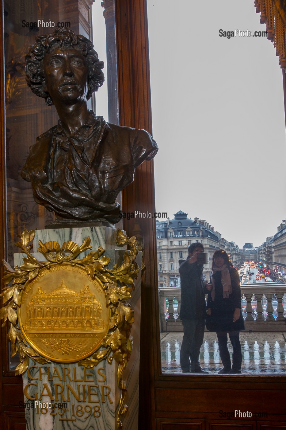  VISITORS, BUST OF CHARLES GARNIER, OPERA GARNIER, PALAIS GARNIER, 9TH ARRONDISSEMENT, (75), PARIS, ILE-DE-FRANCE, FRANCE