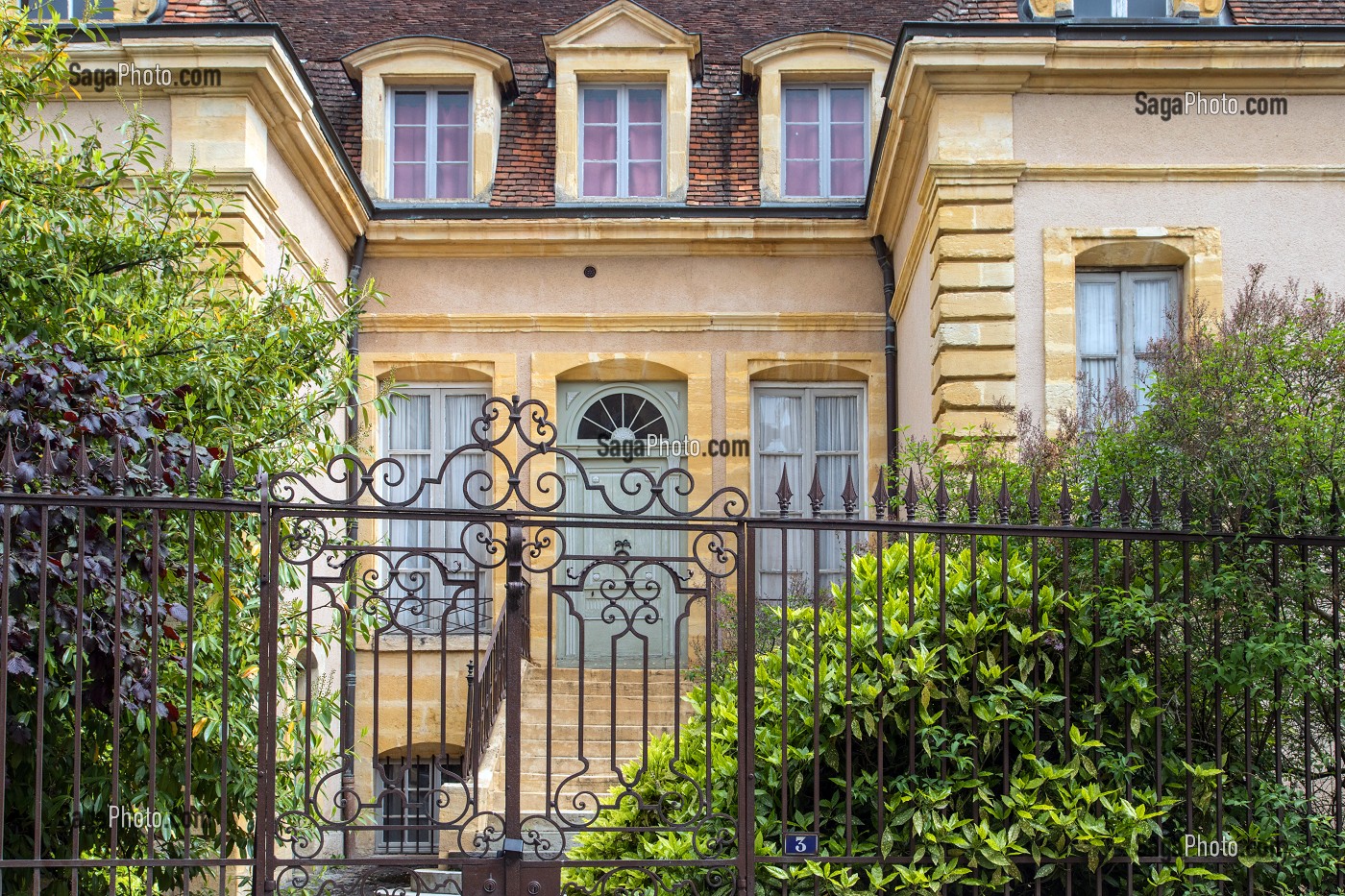  PRIVATE TOWN MANSION, RUE DE LA PAIX, PARAY-LE-MONIAL (71), FRANCE