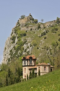 VILLAGE ET CHATEAU CATHARE, ROQUEFIXADE, ARIEGE (09), FRANCE 