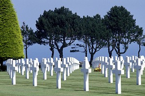 9387 MILITAIRES AMERICAINS MORTS REPOSENT DANS CE CIMETIERE MILITAIRE DE COLLEVILLE-SUR-MER, SITE DU DEBARQUEMENT DU 6 JUIN 1944, CALVADOS (14), NORMANDIE, FRANCE 